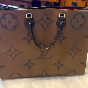 Louis Vuitton on the Go GM
Canvas Top Handles
Authentic excellent condition